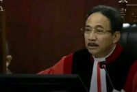 Ketua Mahkamah Konstitusi, Suhartoyo, membacakan putusan pembatasan pasal pencemaran nama baik UU ITE di Gedung MK, Jakarta, Selasa, (28/4/2025) (Foto: Istimewa).