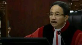 Ketua Mahkamah Konstitusi, Suhartoyo, membacakan putusan pembatasan pasal pencemaran nama baik UU ITE di Gedung MK, Jakarta, Selasa, (28/4/2025) (Foto: Istimewa).