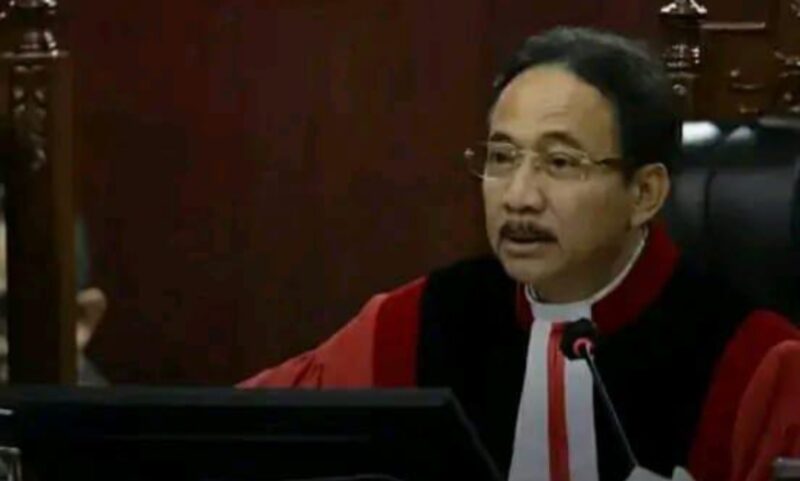 Ketua Mahkamah Konstitusi, Suhartoyo, membacakan putusan pembatasan pasal pencemaran nama baik UU ITE di Gedung MK, Jakarta, Selasa, (28/4/2025) (Foto: Istimewa).