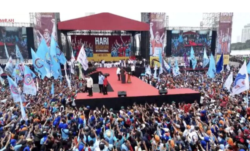 Presiden Republik Indonesia, Prabowo Subianto, menyatakan komitmennya untuk menghapus sistem kerja outsourcing Hal ini diungkapkan langsung di hadapan ribuan buruh dalam peringatan Hari Buruh Internasional (May Day) yang digelar di kawasan Monumen Nasional (Monas), Jakarta, Kamis (1/5/2025) (Foto: Istimewa).