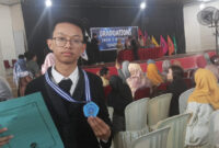 Salah satu lulusan, Andi Ahmad Yasir, saat mengikuti perayaan kelulusan Scavisco 2025 di Aula SMKN 2 Makassar, Senin (5/5/2025) (Foto: Arya).