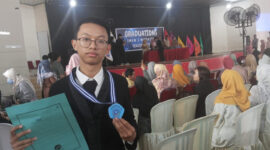 Salah satu lulusan, Andi Ahmad Yasir, saat mengikuti perayaan kelulusan Scavisco 2025 di Aula SMKN 2 Makassar, Senin (5/5/2025) (Foto: Arya).