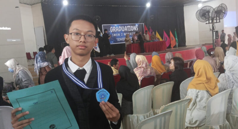 Salah satu lulusan, Andi Ahmad Yasir, saat mengikuti perayaan kelulusan Scavisco 2025 di Aula SMKN 2 Makassar, Senin (5/5/2025) (Foto: Arya).