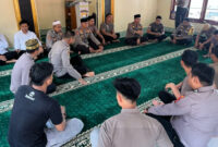 Kapolres Tana Toraja AKBP Budi Hermawan, S.I.K berdiskusi santai bersama personil guna membangun komunikasi yang akrab dan suasana kerja yang harmonis di Musholla Polres Tana Toraja, Senin (5/5/2025) (Foto: Humas).
