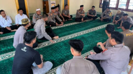 Kapolres Tana Toraja AKBP Budi Hermawan, S.I.K berdiskusi santai bersama personil guna membangun komunikasi yang akrab dan suasana kerja yang harmonis di Musholla Polres Tana Toraja, Senin (5/5/2025) (Foto: Humas).