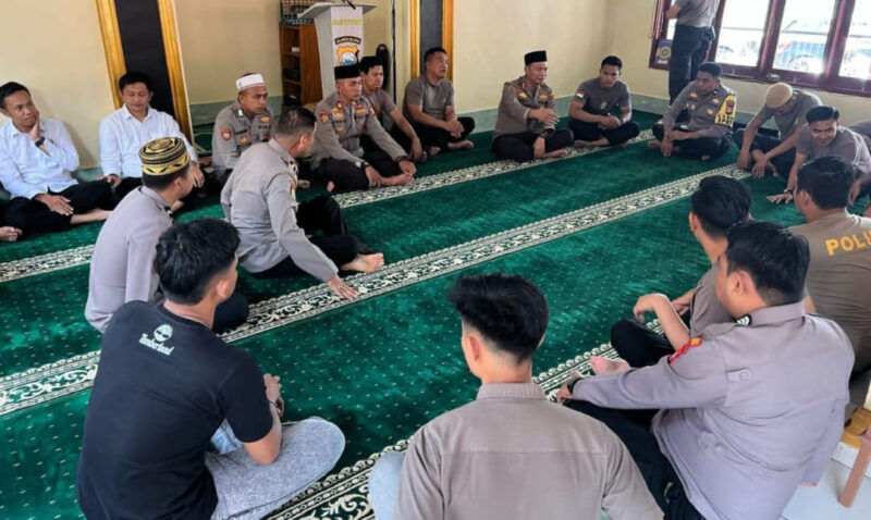 Kapolres Tana Toraja AKBP Budi Hermawan, S.I.K berdiskusi santai bersama personil guna membangun komunikasi yang akrab dan suasana kerja yang harmonis di Musholla Polres Tana Toraja, Senin (5/5/2025) (Foto: Humas).