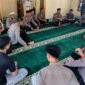 Kapolres Tana Toraja AKBP Budi Hermawan, S.I.K berdiskusi santai bersama personil guna membangun komunikasi yang akrab dan suasana kerja yang harmonis di Musholla Polres Tana Toraja, Senin (5/5/2025) (Foto: Humas).