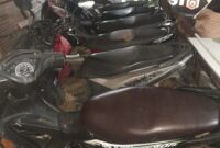 Petugas Polsek Sanggalangi mengamankan barang bukti 6 unit sepeda motor dari lokasi sabung ayam di Paken Puyo, Buntao, Toraja Utara, Minggu (04/05/2025) (Foto: Humas).