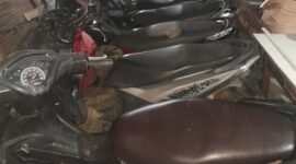 Petugas Polsek Sanggalangi mengamankan barang bukti 6 unit sepeda motor dari lokasi sabung ayam di Paken Puyo, Buntao, Toraja Utara, Minggu (04/05/2025) (Foto: Humas).