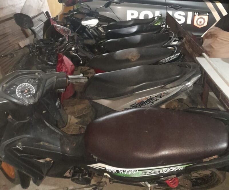 Petugas Polsek Sanggalangi mengamankan barang bukti 6 unit sepeda motor dari lokasi sabung ayam di Paken Puyo, Buntao, Toraja Utara, Minggu (04/05/2025) (Foto: Humas).