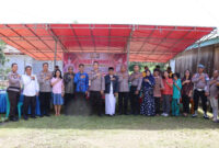 Kapolres Tana Toraja AKBP Budi Hermawan, S.I.K. foto bersama Camat Makale, Lurah Batupapan, tokoh masyarakat, dan warga di Kelurahan Batupapan, Kecamatan Makale, Kabupaten Tana Toraja, usai kegiatan Jumat Curhat pada Jumat pagi, (16/5/2025) (Foto: Humas).
