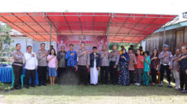 Kapolres Tana Toraja AKBP Budi Hermawan, S.I.K. foto bersama Camat Makale, Lurah Batupapan, tokoh masyarakat, dan warga di Kelurahan Batupapan, Kecamatan Makale, Kabupaten Tana Toraja, usai kegiatan Jumat Curhat pada Jumat pagi, (16/5/2025) (Foto: Humas).