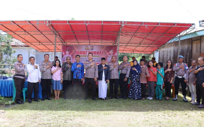 Kapolres Tana Toraja AKBP Budi Hermawan, S.I.K. foto bersama Camat Makale, Lurah Batupapan, tokoh masyarakat, dan warga di Kelurahan Batupapan, Kecamatan Makale, Kabupaten Tana Toraja, usai kegiatan Jumat Curhat pada Jumat pagi, (16/5/2025) (Foto: Humas).