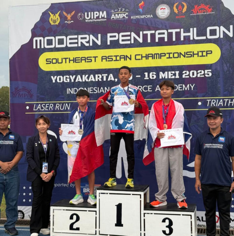 Para prajurit dan atlet binaan Kodam XIV/Hasanuddin berpose dengan medali usai meraih kemenangan di ajang Modern Pentathlon Southeast Asian Championship 2025 di Akademi Angkatan Udara (AAU), Yogyakarta.Jumat (16/5/2025) (Foto: Istimewa).
