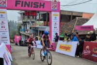 Atlet triathlon Kodam XIV/Hasanuddin, Serda Muhammad Ridwan, saat melintasi garis finis dan meraih Juara II pada BROMO KOM 2025 di Jawa Timur, Sabtu, (18/5/2025) (Foto: Istimewa).