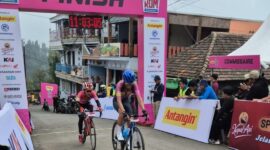 Atlet triathlon Kodam XIV/Hasanuddin, Serda Muhammad Ridwan, saat melintasi garis finis dan meraih Juara II pada BROMO KOM 2025 di Jawa Timur, Sabtu, (18/5/2025) (Foto: Istimewa).