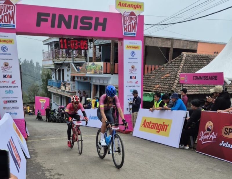 Atlet triathlon Kodam XIV/Hasanuddin, Serda Muhammad Ridwan, saat melintasi garis finis dan meraih Juara II pada BROMO KOM 2025 di Jawa Timur, Sabtu, (18/5/2025) (Foto: Istimewa).