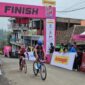 Atlet triathlon Kodam XIV/Hasanuddin, Serda Muhammad Ridwan, saat melintasi garis finis dan meraih Juara II pada BROMO KOM 2025 di Jawa Timur, Sabtu, (18/5/2025) (Foto: Istimewa).