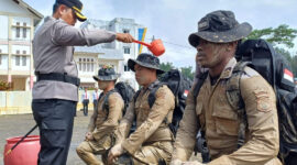 Kapolres Toraja Utara AKBP Stephanus Luckyto A.W., S.I.K., S.H., M.Si. melakukan penyiraman bunga kepada Bintara Remaja sebagai bagian dari tradisi pembaretan, di Halaman Mapolres Toraja Utara, Senin (19/05/2025) (Foto: Humas).