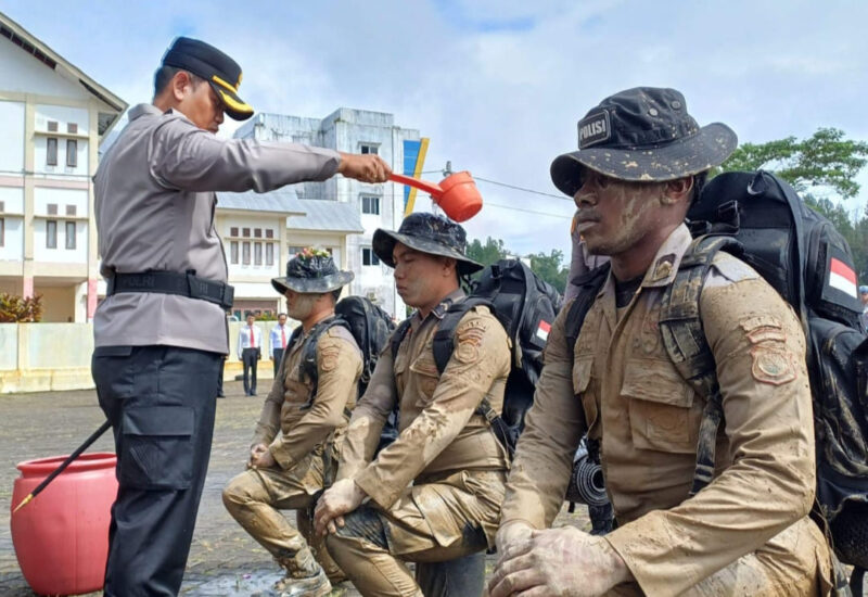 Kapolres Toraja Utara AKBP Stephanus Luckyto A.W., S.I.K., S.H., M.Si. melakukan penyiraman bunga kepada Bintara Remaja sebagai bagian dari tradisi pembaretan, di Halaman Mapolres Toraja Utara, Senin (19/05/2025) (Foto: Humas).