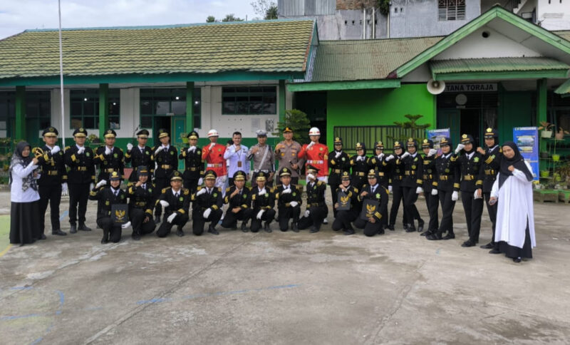 Kapolres Tana Toraja AKBP Budi Hermawan berfoto bersama para guru dan siswa MAN Tator usai upacara peringatan Hari Kebangkitan Nasional di halaman MAN Tator, Kelurahan Kamali Pentalluan, Kecamatan Makale, Kabupaten Tana Toraja, Senin, (20/5/2025) (Foto: Istimewa).