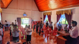Bhabinkamtibmas Polsek Makale, Aipda Nataniel Malolo Tombi, saat menghadiri Ibadah Minggu Raya di Gereja Segala Bangsa Jemaat Tombang Buri, Tombang, Lembang Buri, Kecamatan Rembon, Tana Toraja, Minggu, (25/5/2025) (Foto: Istimewa)