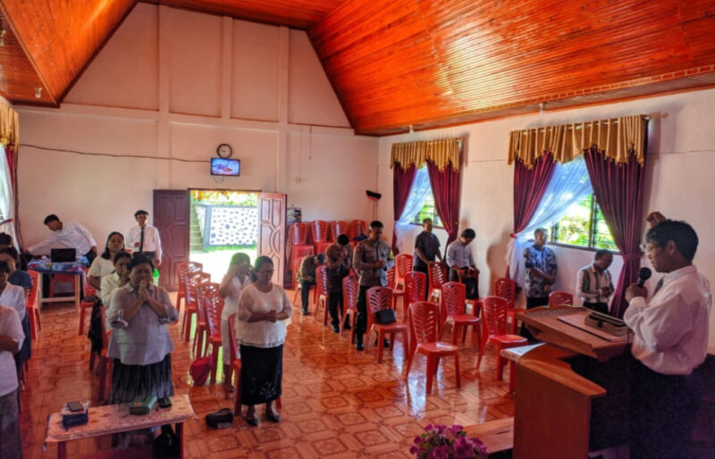 Bhabinkamtibmas Polsek Makale, Aipda Nataniel Malolo Tombi, saat menghadiri Ibadah Minggu Raya di Gereja Segala Bangsa Jemaat Tombang Buri, Tombang, Lembang Buri, Kecamatan Rembon, Tana Toraja, Minggu, (25/5/2025) (Foto: Istimewa)
