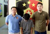 Petugas Resmob Polres Tana Toraja saat mengamankan terduga pelaku penganiayaan terhadap ayah kandungnya di Makale, Senin (26/5/2025) (Foto: Humas).