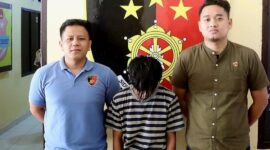 Petugas Resmob Polres Tana Toraja saat mengamankan terduga pelaku penganiayaan terhadap ayah kandungnya di Makale, Senin (26/5/2025) (Foto: Humas).