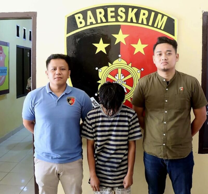 Petugas Resmob Polres Tana Toraja saat mengamankan terduga pelaku penganiayaan terhadap ayah kandungnya di Makale, Senin (26/5/2025) (Foto: Humas).