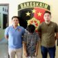 Petugas Resmob Polres Tana Toraja saat mengamankan terduga pelaku penganiayaan terhadap ayah kandungnya di Makale, Senin (26/5/2025) (Foto: Humas).
