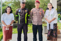 Personel Polres Tana Toraja bersama jemaat gereja berfoto saat pelaksanaan pengamanan ibadah Kenaikan Yesus Kristus di Tana Toraja, Kamis (29/5/2025) (Foto: Humas).