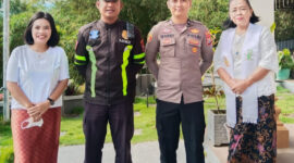 Personel Polres Tana Toraja bersama jemaat gereja berfoto saat pelaksanaan pengamanan ibadah Kenaikan Yesus Kristus di Tana Toraja, Kamis (29/5/2025) (Foto: Humas).