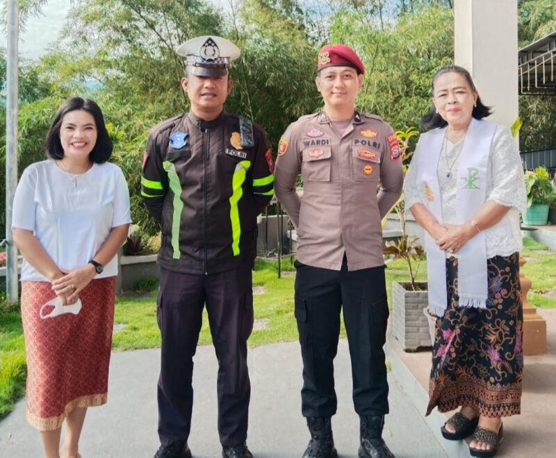 Personel Polres Tana Toraja bersama jemaat gereja berfoto saat pelaksanaan pengamanan ibadah Kenaikan Yesus Kristus di Tana Toraja, Kamis (29/5/2025) (Foto: Humas).