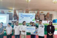 Bupati Toraja Utara, Frederik Viktor Palimbong didampingi oleh Kepala Dinas Pemberdayaan Masyarakat dan Lembang (DPML), dan Kepala BPJS Ketenagakerjaan Cabang Tana Toraja Makale, Sulis Indrayani yang menyerahkan santunan kematian secara simbolis kepada ahli waris saat kegiatan sosialisasi manfaat program jaminan sosial ketenagakerjaan kepada ekosistem lembang se-Kabupaten Toraja Utara, di Toraja hotel Prince, Rabu, (07/05/25). (Dok. Zul/Gasingnews.com)