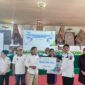 Bupati Toraja Utara, Frederik Viktor Palimbong didampingi oleh Kepala Dinas Pemberdayaan Masyarakat dan Lembang (DPML), dan Kepala BPJS Ketenagakerjaan Cabang Tana Toraja Makale, Sulis Indrayani yang menyerahkan santunan kematian secara simbolis kepada ahli waris saat kegiatan sosialisasi manfaat program jaminan sosial ketenagakerjaan kepada ekosistem lembang se-Kabupaten Toraja Utara, di Toraja hotel Prince, Rabu, (07/05/25). (Dok. Zul/Gasingnews.com)