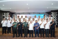 Pangdam XIV Hasanuddin Mayjen TNI Windiyatno foto bersama pada kegiatan Pembekalan Pencapaian Penerimaan Tahun 2025 di Lingkungan Kantor Wilayah Direktorat Jenderal Pajak Sulawesi Selatan, Barat dan Tenggara (Kanwil DJP Sulselbartra), bertempat di Aula Lantai 6 GKN II Makassar, Jalan Urip Sumoharjo, Kota Makassar. Kamis, (15/5/25). (Dok. Humas)