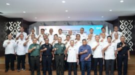 Pangdam XIV Hasanuddin Mayjen TNI Windiyatno foto bersama pada kegiatan Pembekalan Pencapaian Penerimaan Tahun 2025 di Lingkungan Kantor Wilayah Direktorat Jenderal Pajak Sulawesi Selatan, Barat dan Tenggara (Kanwil DJP Sulselbartra), bertempat di Aula Lantai 6 GKN II Makassar, Jalan Urip Sumoharjo, Kota Makassar. Kamis, (15/5/25). (Dok. Humas)