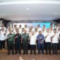 Pangdam XIV Hasanuddin Mayjen TNI Windiyatno foto bersama pada kegiatan Pembekalan Pencapaian Penerimaan Tahun 2025 di Lingkungan Kantor Wilayah Direktorat Jenderal Pajak Sulawesi Selatan, Barat dan Tenggara (Kanwil DJP Sulselbartra), bertempat di Aula Lantai 6 GKN II Makassar, Jalan Urip Sumoharjo, Kota Makassar. Kamis, (15/5/25). (Dok. Humas)