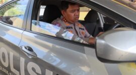 Kapolres Toraja Utara, AKBP Stephanus Luckyto yang mengecek kendaraan dinas roda empat Polsek Sanggalangi, saat Kunjungan Kerja ke Polsek Sanggalangi’, Jumat (16/05/25).