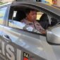 Kapolres Toraja Utara, AKBP Stephanus Luckyto yang mengecek kendaraan dinas roda empat Polsek Sanggalangi, saat Kunjungan Kerja ke Polsek Sanggalangi’, Jumat (16/05/25).