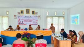 Kepala Dinas Perindustrian, Perdagangan, Koperasi dan UMKM Toraja Utara Amos H Pattola, saat melakukan Sosialisasi pembentukan Koperasi Lembang/Kelurahan Merah Putih di Kecamatan Tondon dan Nanggala, Selasa (20/5/25). (Zul/gasingnews.com)