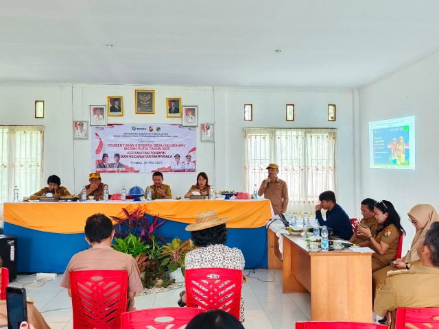 Kepala Dinas Perindustrian, Perdagangan, Koperasi dan UMKM Toraja Utara Amos H Pattola, saat melakukan Sosialisasi pembentukan Koperasi Lembang/Kelurahan Merah Putih di Kecamatan Tondon dan Nanggala, Selasa (20/5/25). (Zul/gasingnews.com)
