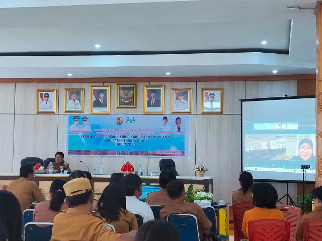 Dinas Pemberdayaan Perempuan, Perlindungan Anak, Pengendalian Penduduk dan Keluarga Berencana (DP3AP2KB) Kabupaten Toraja Utara yang berdiskusi saat pelaksanaan kegiatan verifikasi lapangan hybrid dalam rangka penilaian Kabupaten Layak Anak (KLA) tahun 2025 di ruang polah kantor Bupati Toraja Utara, Selasa (20/5/25). 