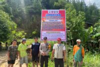 Bhabinkamtibmas Polsek Mamasa, Briptu Fadli M. Jasman, melaksanakan kegiatan pemasangan spanduk himbauan larangan dan bahaya perjudian di Desa Tawalian Timur, Kecamatan Tawalian, Mamasa, Jumat (23/5/24).