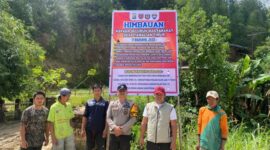 Bhabinkamtibmas Polsek Mamasa, Briptu Fadli M. Jasman, melaksanakan kegiatan pemasangan spanduk himbauan larangan dan bahaya perjudian di Desa Tawalian Timur, Kecamatan Tawalian, Mamasa, Jumat (23/5/24).