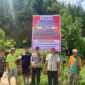 Bhabinkamtibmas Polsek Mamasa, Briptu Fadli M. Jasman, melaksanakan kegiatan pemasangan spanduk himbauan larangan dan bahaya perjudian di Desa Tawalian Timur, Kecamatan Tawalian, Mamasa, Jumat (23/5/24).