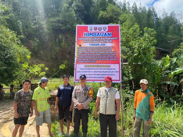 Bhabinkamtibmas Polsek Mamasa, Briptu Fadli M. Jasman, melaksanakan kegiatan pemasangan spanduk himbauan larangan dan bahaya perjudian di Desa Tawalian Timur, Kecamatan Tawalian, Mamasa, Jumat (23/5/24).