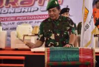 Inspektur Kodam (Irdam) XIV Hasanuddin Brigjen TNI Berlin Germany, saat memukul gendang sebagai tanda tournament Karate Championship 2025 resmi dibuka, di JK Arenatorium GOR Universitas Hasanuddin (Unhas), Jl. Politeknik, Kota Makassar, Jumat (23/5/25).