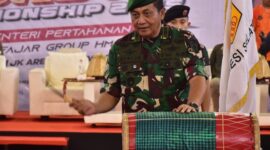 Inspektur Kodam (Irdam) XIV Hasanuddin Brigjen TNI Berlin Germany, saat memukul gendang sebagai tanda tournament Karate Championship 2025 resmi dibuka, di JK Arenatorium GOR Universitas Hasanuddin (Unhas), Jl. Politeknik, Kota Makassar, Jumat (23/5/25).